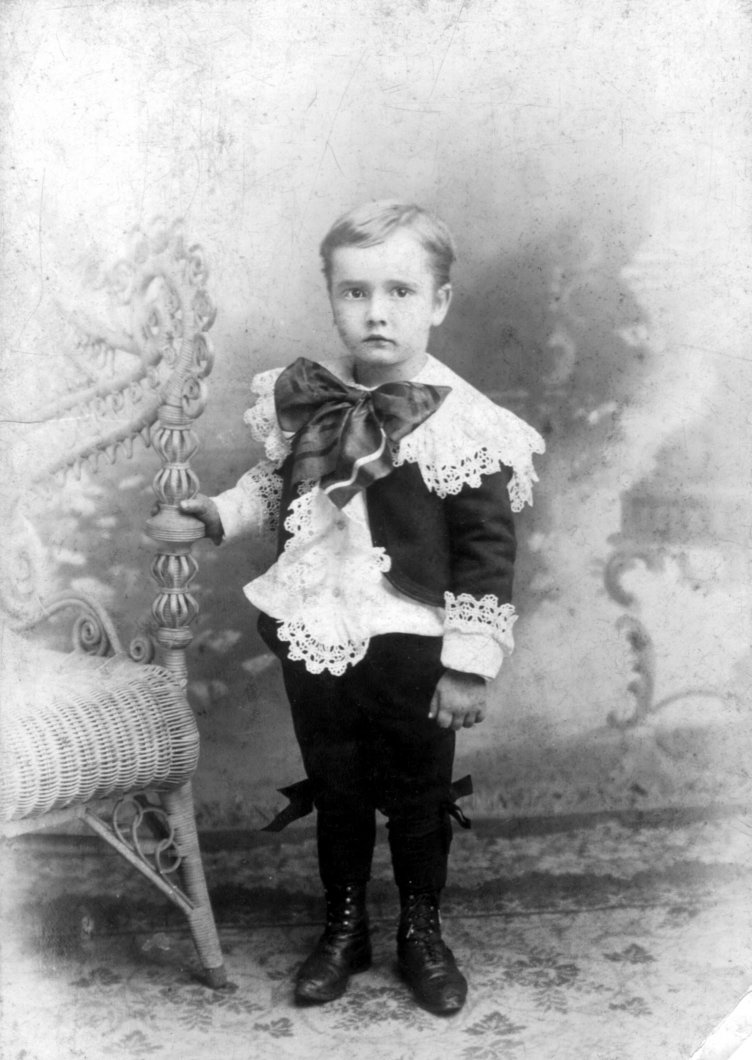 JacquieOtt7's tweet photo. #CelebrateAmericans
Today, I would like to introduce you to my Poppop, Howard Smoyer, aged 3! He worked as a railroad mailman, traveling from Philadelphia to Pittsburgh, sorting mail sacks during the trip so they could be delivered at the other end!  Oh and he was 1 of 11 kids! https://t.co/2wG2GTUvue