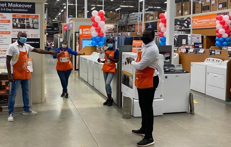 CindySan_D9's tweet photo. Celebrating our Associates #Ashlee #Princess #Frandia for consistently delivering Excellent Customer Service 🥳🥳🥳🥳 Thank You ladies for all you do ! #LivingOurValues🧡#CustomerService🥇🏆#InterconnectedRetail📧 #MoreFireeee 🔥🔥🔥💪🏼 https://t.co/V3tAzbqmIq