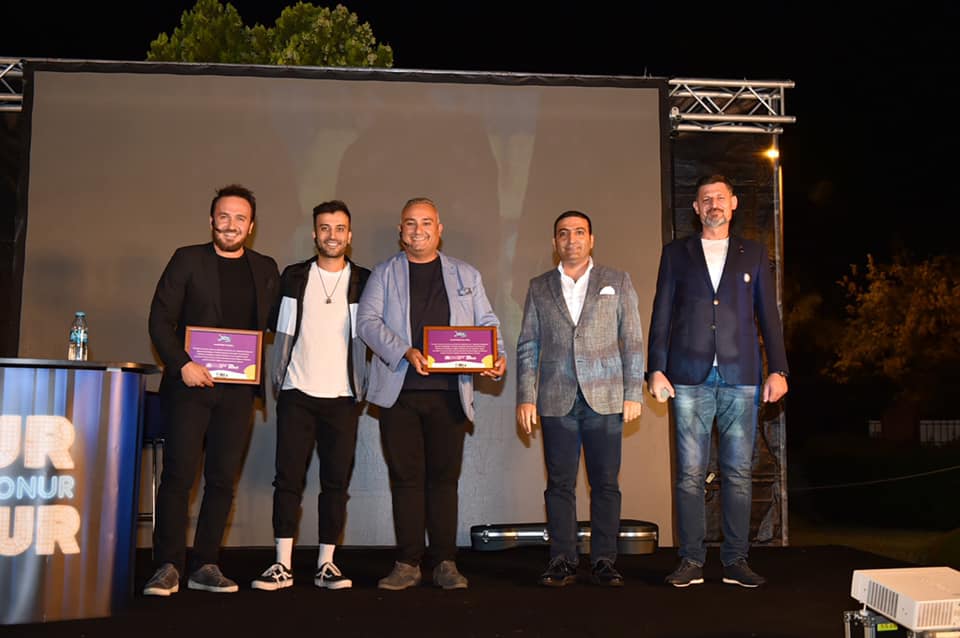 Beltaş A.Ş (@beltasbesiktas) on Twitter photo Sporcular Parkımızdaki stand-up gösterisine katılan tüm komşularımıza teşekkür ederiz.
Belediye Başkanımız <a href="/RizaAkpolat/">Rıza Akpolat</a>’ın selamı ile sanatçılarımız Doğan Akdoğan ve Onur Atilla'nın plaketlerini, Yönetim Kurulu Başkanımız <a href="/inanguney/">inan güney</a> takdim etti.
<a href="/BesiktasBel/">Beşiktaş Belediyesi</a>
#Beşiktaşİyileşecek Sporcular Parkımızdaki stand-up gösterisine katılan tüm komşularımıza teşekkür ederiz.
Belediye Başkanımız <a href="/RizaAkpolat/">Rıza Akpolat</a>’ın selamı ile sanatçılarımız Doğan Akdoğan ve Onur Atilla'nın plaketlerini, Yönetim Kurulu Başkanımız <a href="/inanguney/">inan güney</a> takdim etti.
<a href="/BesiktasBel/">Beşiktaş Belediyesi</a>
#Beşiktaşİyileşecek