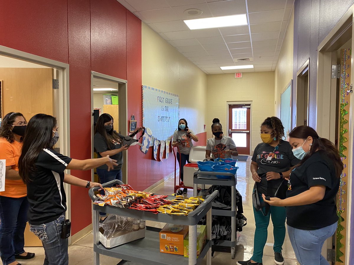 PotrancoMV's tweet photo. This is what happens when you have the best teachers in the world....you show them how much they’re loved @MedinaValleyISD #teacherlife #appreciated https://t.co/YA1qZZYHha