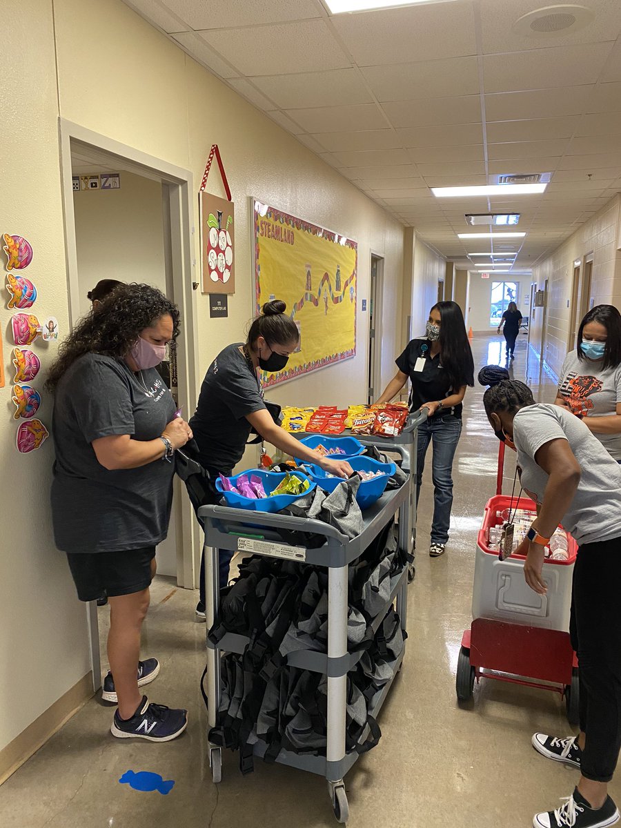 PotrancoMV's tweet photo. This is what happens when you have the best teachers in the world....you show them how much they’re loved @MedinaValleyISD #teacherlife #appreciated https://t.co/YA1qZZYHha
