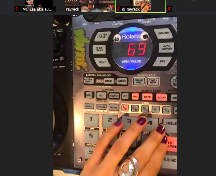 mrleebooks's tweet photo. The #SP404 with Ray Reck! Checked in with #FutureZero and #FutureKing #6thgrade #learning about new #beat production equipment...Peace to @TFS_beats #GlobalBeatCypher #CobraBeats🎶 #CobraHipHop #HipHopLit #CobraBeatCypher https://t.co/TblINeXPhb