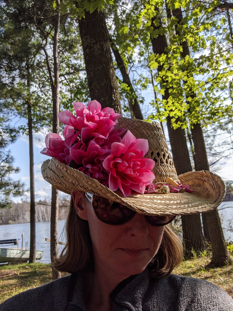 BridgieKathleen's tweet image. Up north Derby Couture.  #attachmentrate #KentuckyDerbyDay