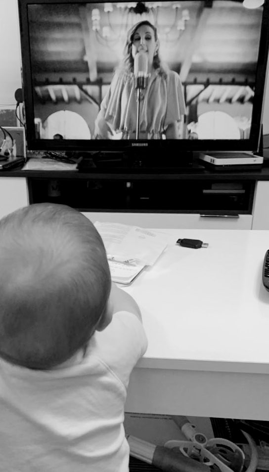 Mi hija de concierto.. primero descubrió “el viaje”  y ahora está enganchada a “voy a estar bien”.. gracias <a href="/OficialConchita/">Conchita</a> xq cuando no quiere mas bibe es ponerla y se queda tan eclipsada que se lo doy a cucharadas 🤣🤣🤣