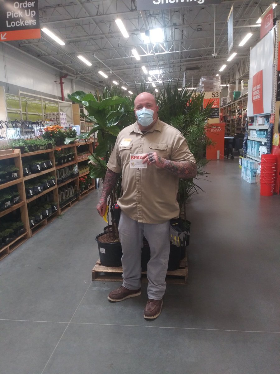 CraigHi39083664's tweet photo. Caught these associates giving excellent customer service @8987 https://t.co/cmGh6Xc5ce