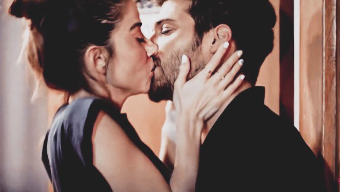marrmat's tweet photo. Mia madre ha iniziato #BayYanlış e chi sono io per non fare il rewatch? 

“Non sei proprio il mio tipo” 
(Özgür Atasoy, ep. 1) 

Nessuno: 

Ma proprio nessuno: 

Sempre Özgür Atasoy: 

#EzGür • #CanYaman • #ÖzgeGürel https://t.co/4kKB3DfEVt