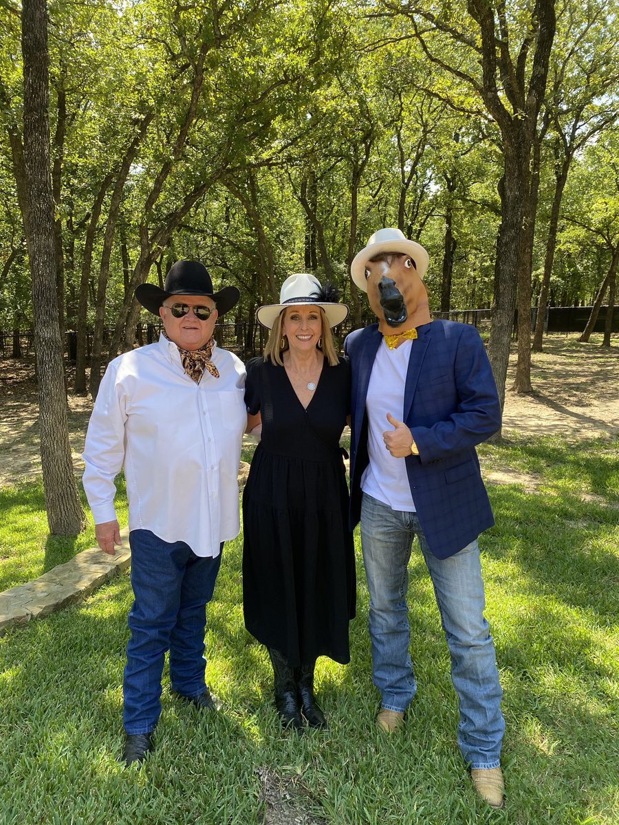 #KYDerby party!! The horses are ready! <a href="/NBCSports/">NBC Sports</a>