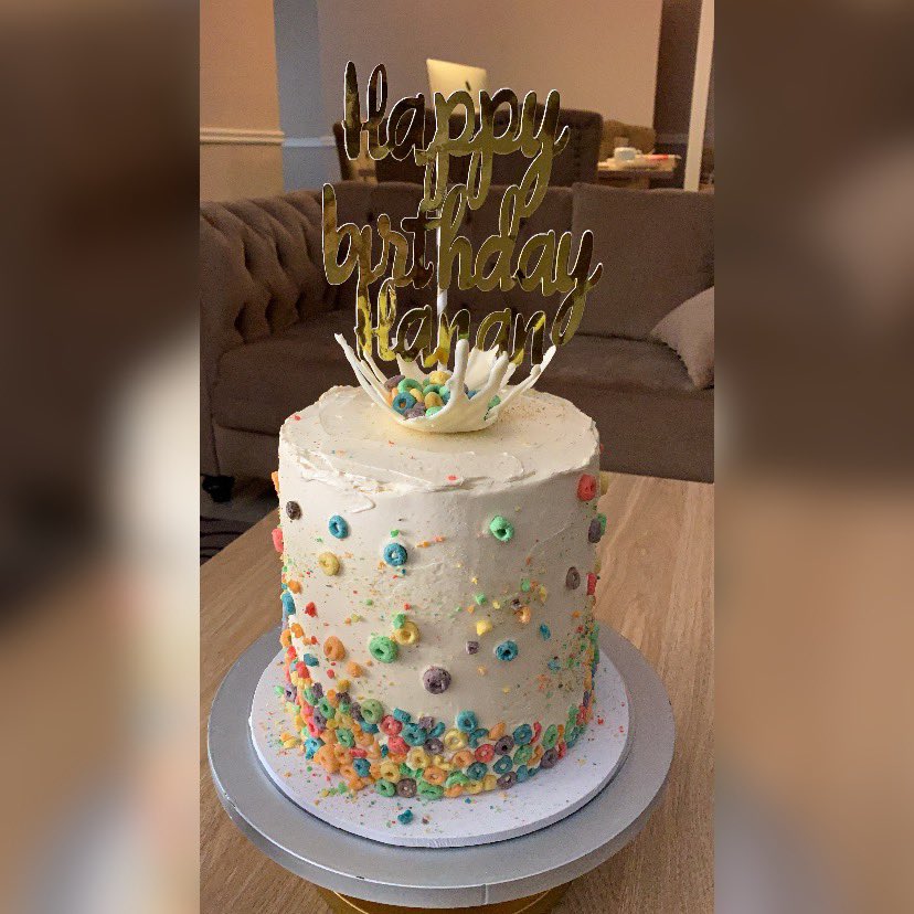 theapriltaurus's tweet photo. 8” 6 layer rainbow cake with 3 diff flavors &amp; a white chocolate milk splash on top that made it all come alive😍🌈❤️🧡💛💚💙💜tastes even better than it looks!#milksplashcake #rainbowcake #cerealcake #layercake #birthdaycake #theapriltaurus #apriltaurus #abujabaker #abujacakes https://t.co/2ANJCZtzCD