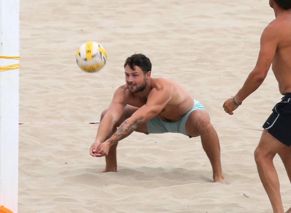 EfronWorldRu's tweet photo. A little bit of #DylanEfron 07/27/2020 LA https://t.co/otxx3kc0A4 https://t.co/cPCEgf8PD6 https://t.co/cVt5mniRGo