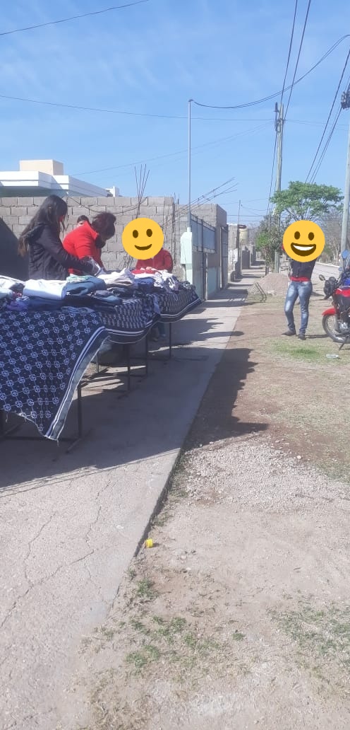 juventud_mb's tweet photo. A pesar del difícil momento que estamos atravesando nos arriesgamos para hacer lo que nos llena el alma, con nuestra olla solidaria y nuestro roperito comunitario ayudamos para que todos podamos pasarla un poco mejor, porque de esta situación salimos juntos ! https://t.co/owiqgQFNpY