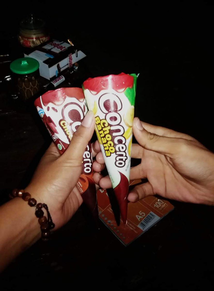 BangKemz's tweet photo. Dia adalah analogi paling tepat dari kata hampir. Hampir bahagia, hampir dimiliki, dan hampir bersama.
QvR_ https://t.co/Hh8XndMYTA