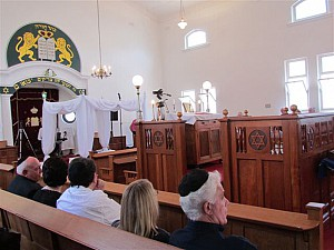 Agudas Achim Synagogue was built in 1925 in Stellenbosch, South Africa.Built in a Cape Dutch style, it is a great place to meet Boerejode.