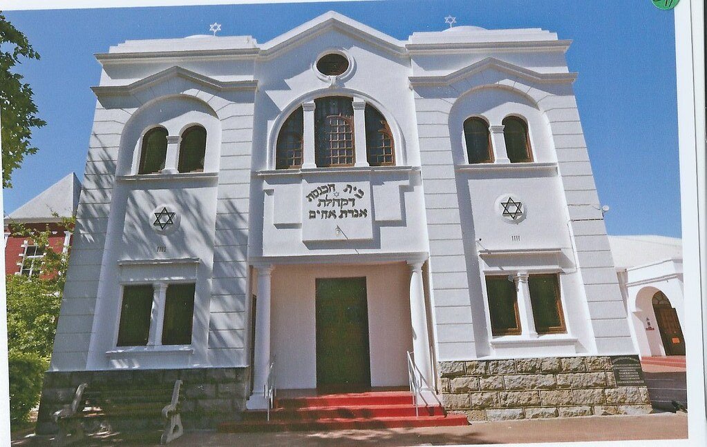 Agudas Achim Synagogue was built in 1925 in Stellenbosch, South Africa.Built in a Cape Dutch style, it is a great place to meet Boerejode.