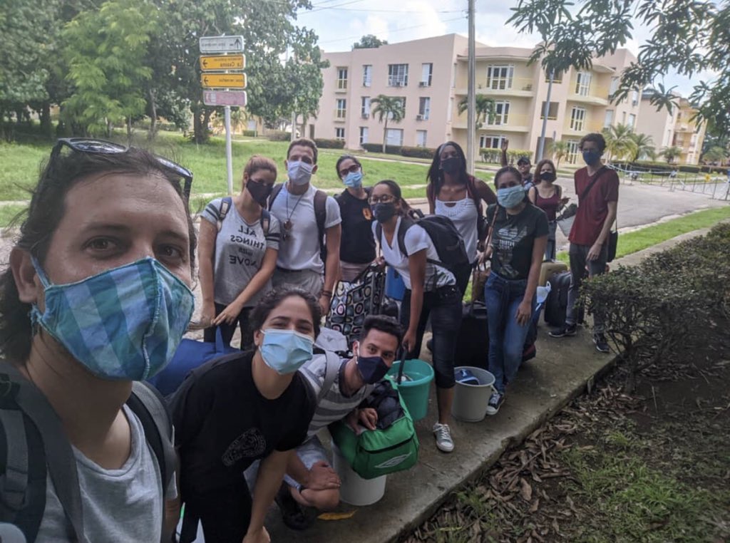 RPolancoF's tweet photo. Estudiantes de @ISRICuba continúan incorporándose como voluntarios en Centros de Aislamiento para contribuir a enfrentar la #COVID19. Ejemplar actitud de nuestra juventud en tiempos de pandemia. Esos son los valores que nos enaltecen #SomosCuba #SomosContinuidad https://t.co/4qSZOm9OJh