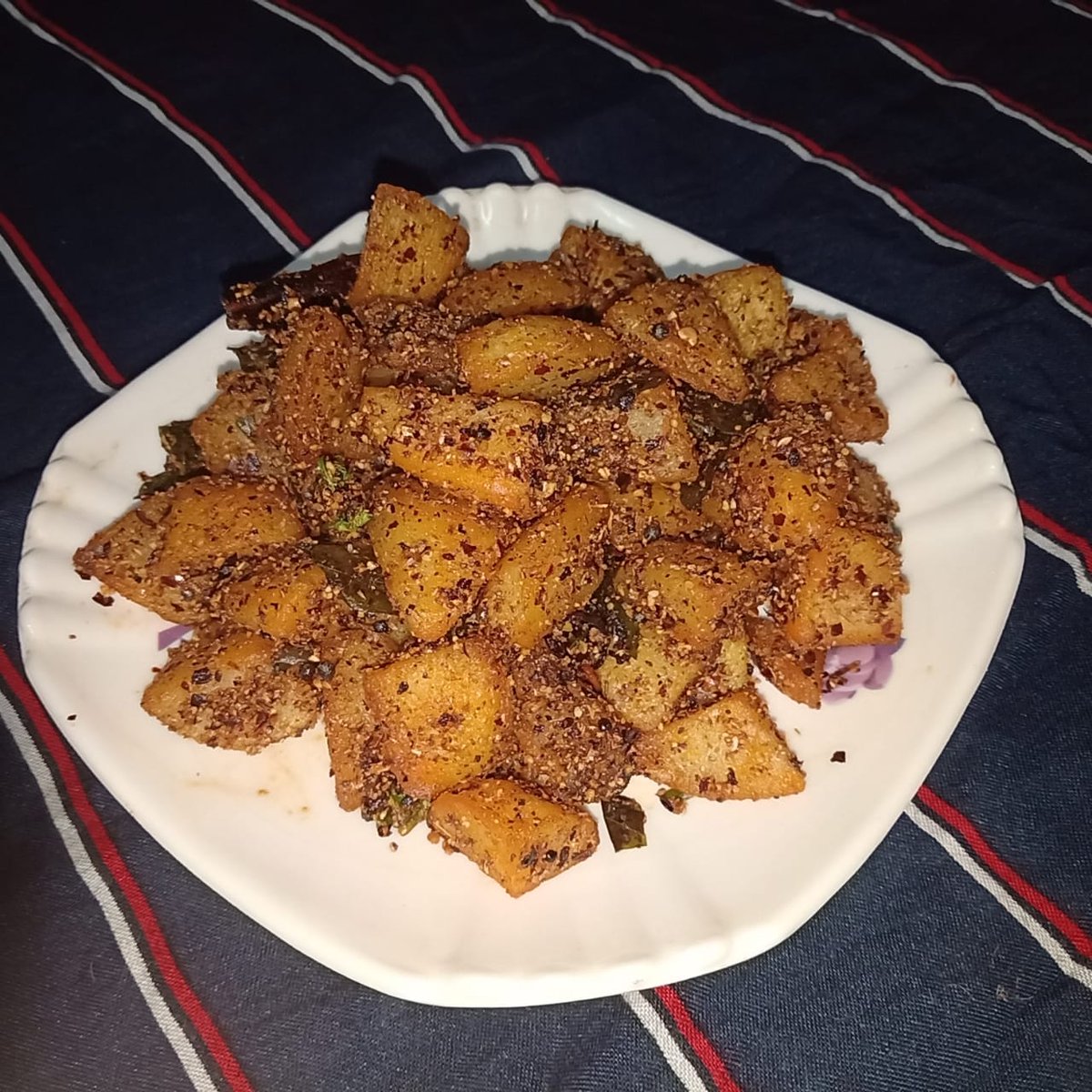 செட்டிநாடு உருளைக்கிழங்கு வறுவல்  Spicy Chettinad potato fry 🥔😋...!!!
#yummyfood #potatoes #spicy🌶 #potatofryday🍟 #potatofry❤️ #yummyinmytummy😋 #chettinadfood #homemade #aromantic #friends👭  #🥔❤️ #potatolovers
To watch full video👇👇👇👇
youtu.be/VaHrv2pb-tE