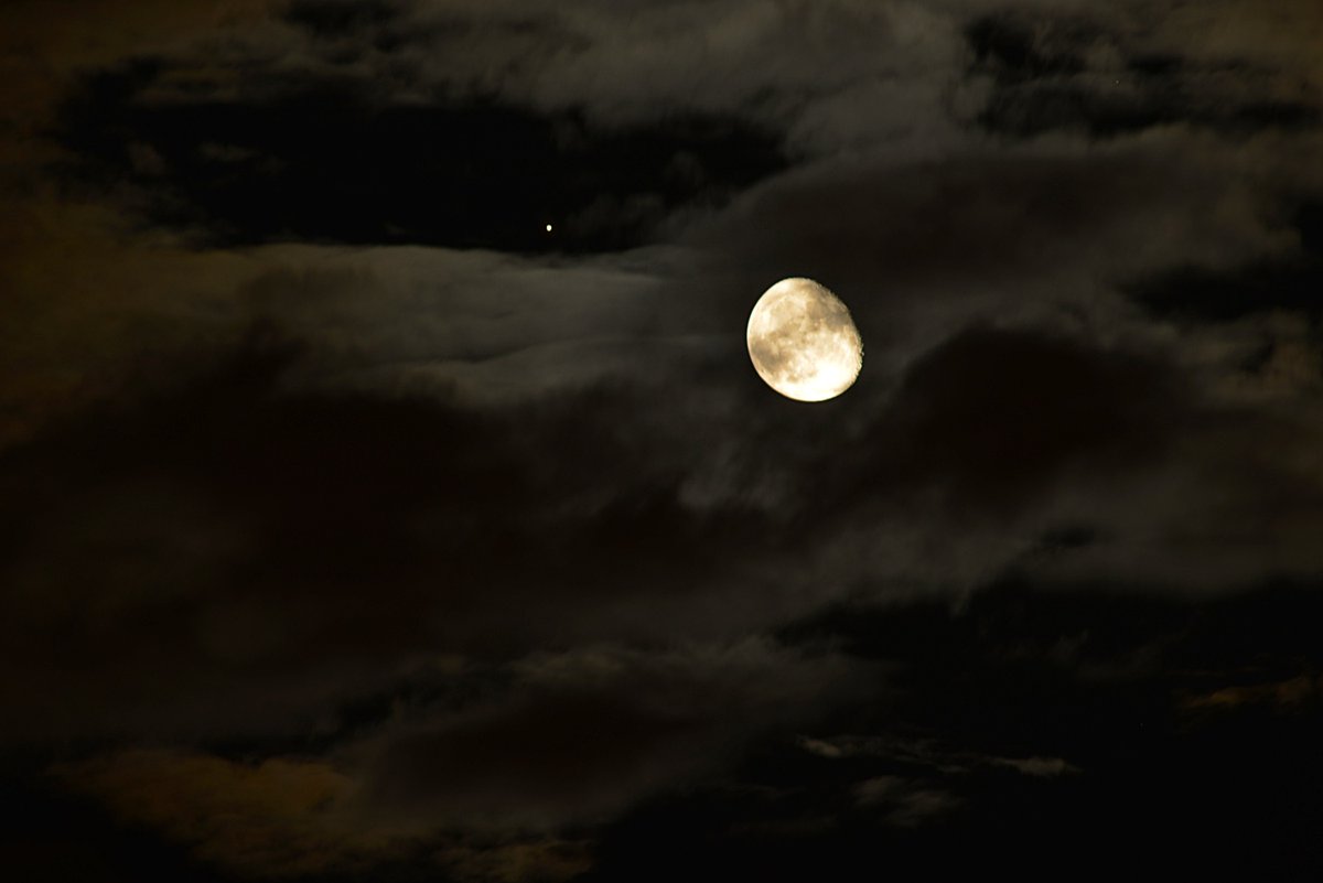 RobinEdgar's tweet photo. @DavidBflower I'm not doing too badly here in Montréal. The moonrise was totally clouded out, but Mars and the Moon have since being playing hide and seek amongst the clouds making for some quite dramatic shots.
https://t.co/AbYrCSAnsS
#UrbanAstroPhotography #MoonMarsConjunction #Moon #Mars https://t.co/CrgHKDuCbr