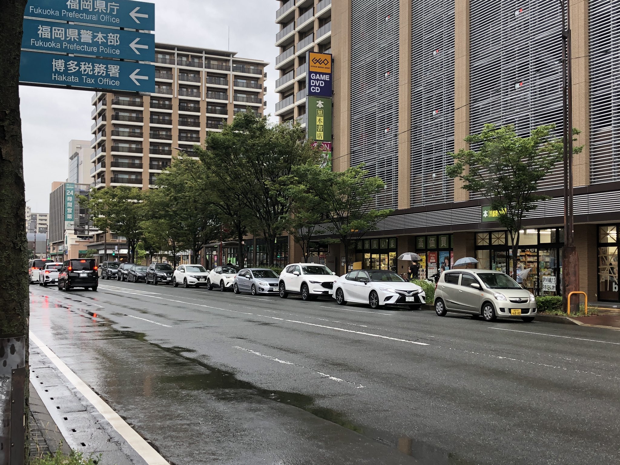 画像 吉塚駅前の立体駐車場も車を避難させる人達で渋滞が発生している T Co Mm8dvaozgr まとめダネ