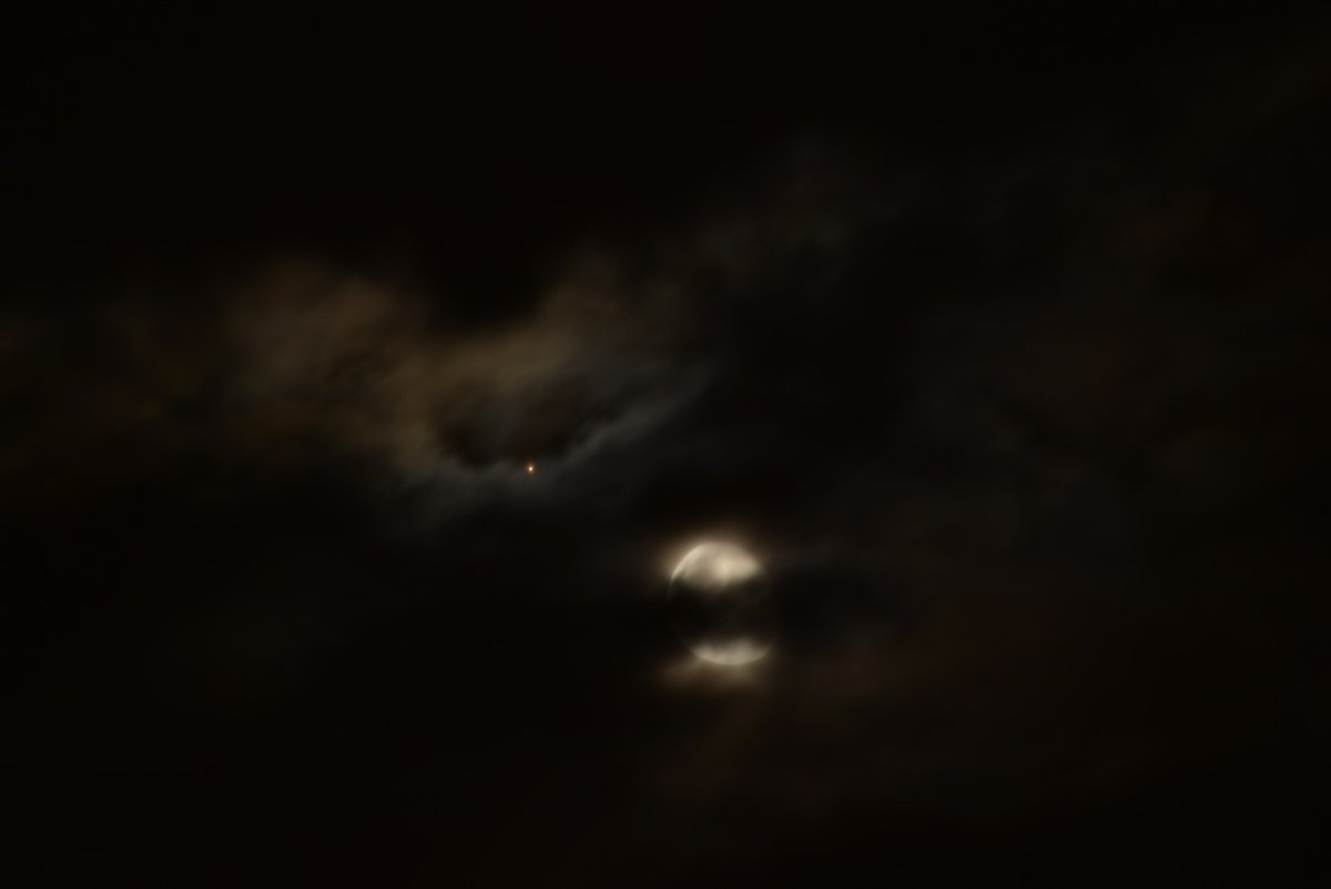 RobinEdgar's tweet photo. @DavidBflower I'm not doing too badly here in Montréal. The moonrise was totally clouded out, but Mars and the Moon have since being playing hide and seek amongst the clouds making for some quite dramatic shots.
https://t.co/AbYrCSAnsS
#UrbanAstroPhotography #MoonMarsConjunction #Moon #Mars https://t.co/CrgHKDuCbr