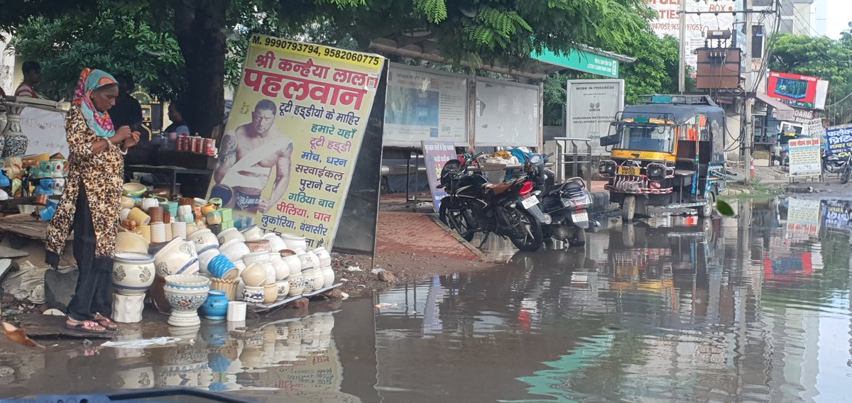 nevidhvn's tweet photo. #nofootpaths #gurgaoncity #RoadSafety #citybeauty @MunCorpGurugram @mcgurgaon @PMOIndia @cmohry Where to walk? All footpaths are acquired by ceramic, tea, coconut water etc. shops in city/India. Due to these footpath shops, shoppers stop vehicles on roads and cause accidents https://t.co/L0nSSK2vcO