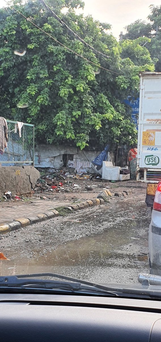 nevidhvn's tweet photo. #nofootpaths #gurgaoncity #RoadSafety #citybeauty @MunCorpGurugram @mcgurgaon @PMOIndia @cmohry Where to walk? All footpaths are acquired by ceramic, tea, coconut water etc. shops in city/India. Due to these footpath shops, shoppers stop vehicles on roads and cause accidents https://t.co/L0nSSK2vcO