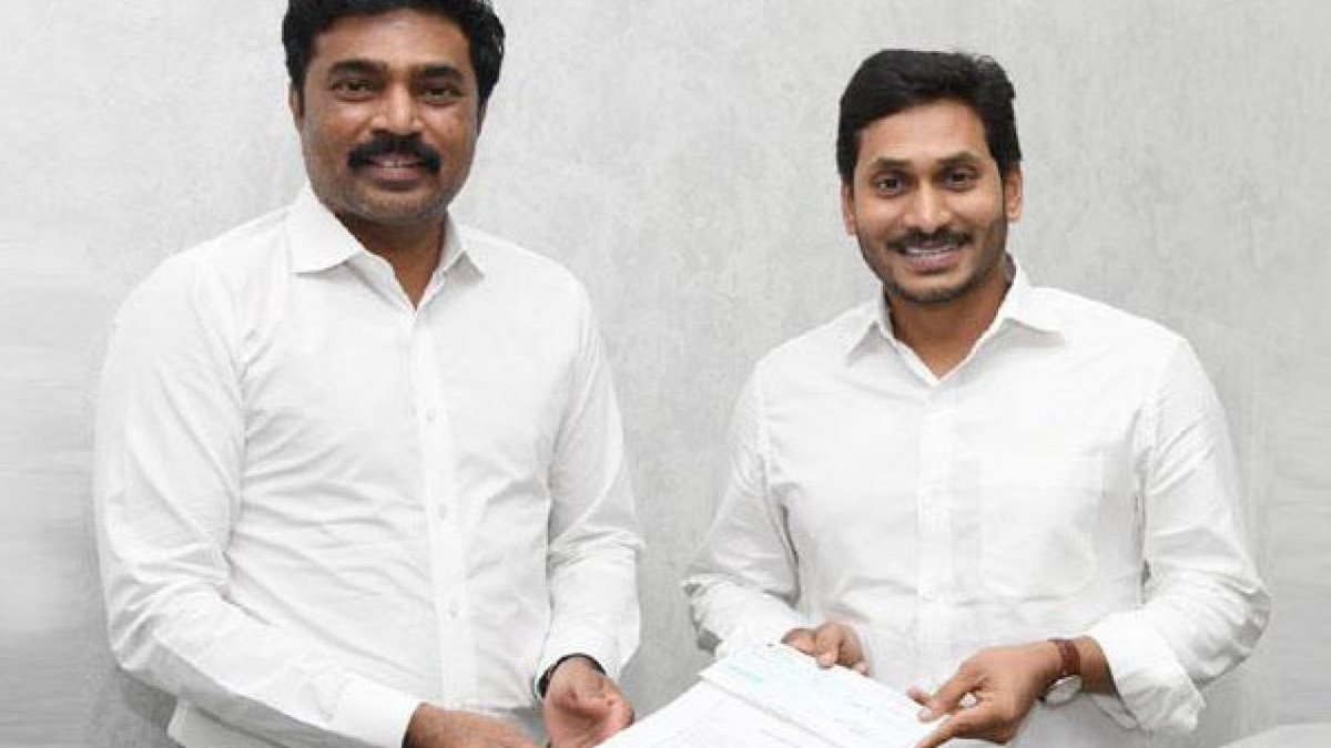 vinayk1111's tweet photo. Whichever state they are these TV9 management will support the local government and pass false news against others. Such an idiots.

#ShamelessTV9 https://t.co/cTj6LzUoTq