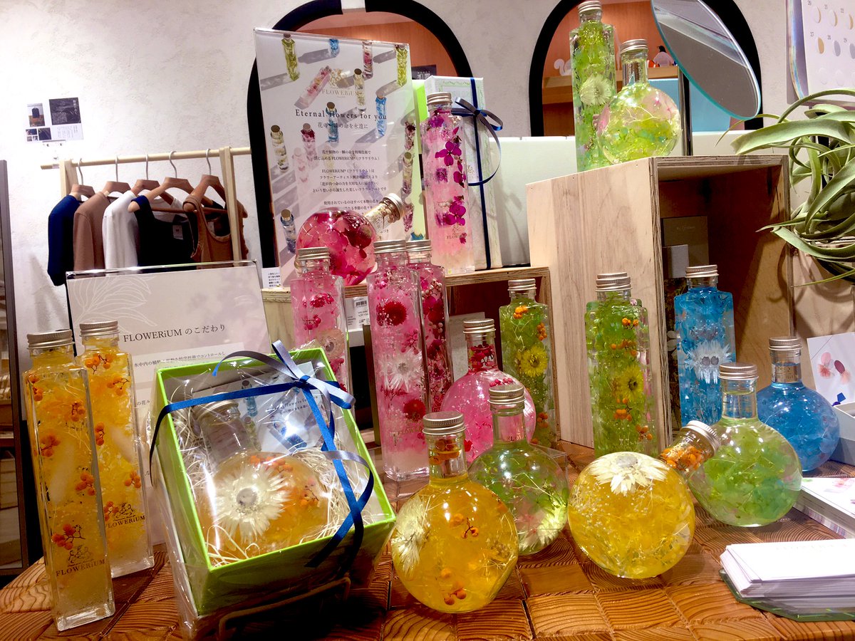 Kobeha_official's tweet photo. 渋谷ヒカリエは本日も20時までオープン!
人気の@flowerium2015 も昨日入荷してお品が増えておりまーす!
元気なビタミンカラーのイエロー系はなんだかジューシーで美味しそう。
#ハーバリウム #flowerium #渋谷ヒカリエ https://t.co/pUs1bafEEP