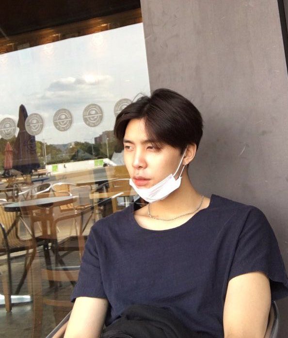 Lagi weekend jadi sarapan di luar deh tapi papa johnny emang kadang rese, bukannya bilang iya aja gitu “Kopinya rasa stlobeli” “itu jus, sayang”