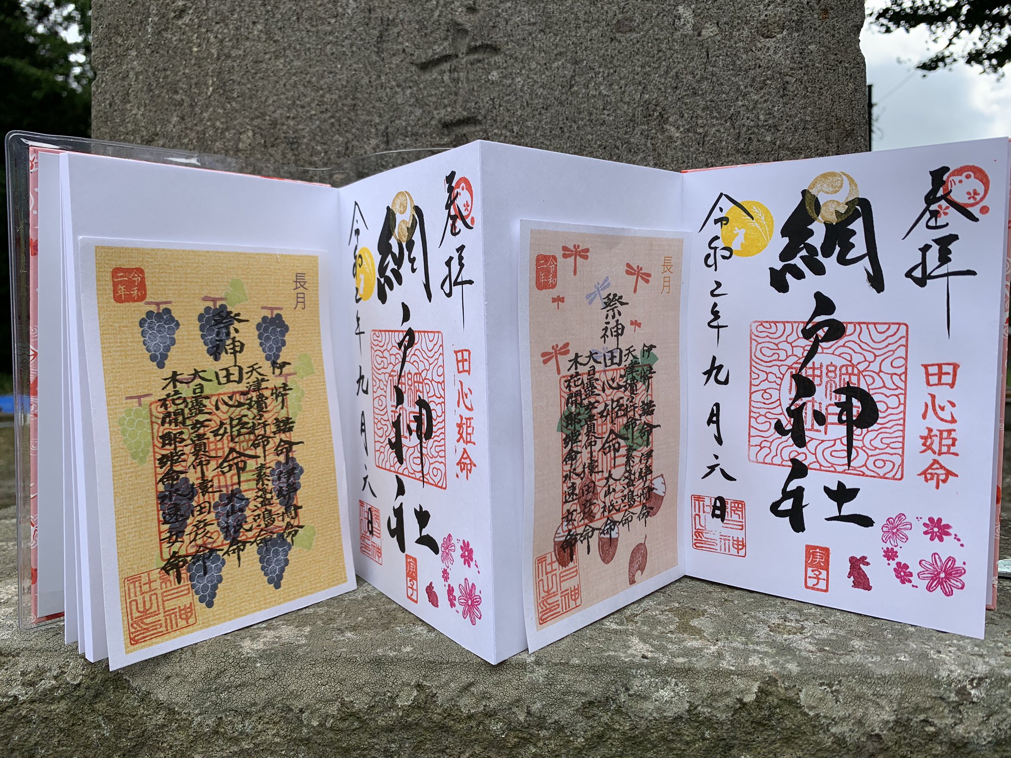 かえるのピガロ店長 和房どんぐり 公式 趣味垢 フラッと参拝 今日は小山の網戸神社さん 座敷わらし モーネルさん の 新作を頂こうと 張り切って伺ったら 来週からでした なので素敵な御祭神お札を ダブルで拝受しました あのお方の