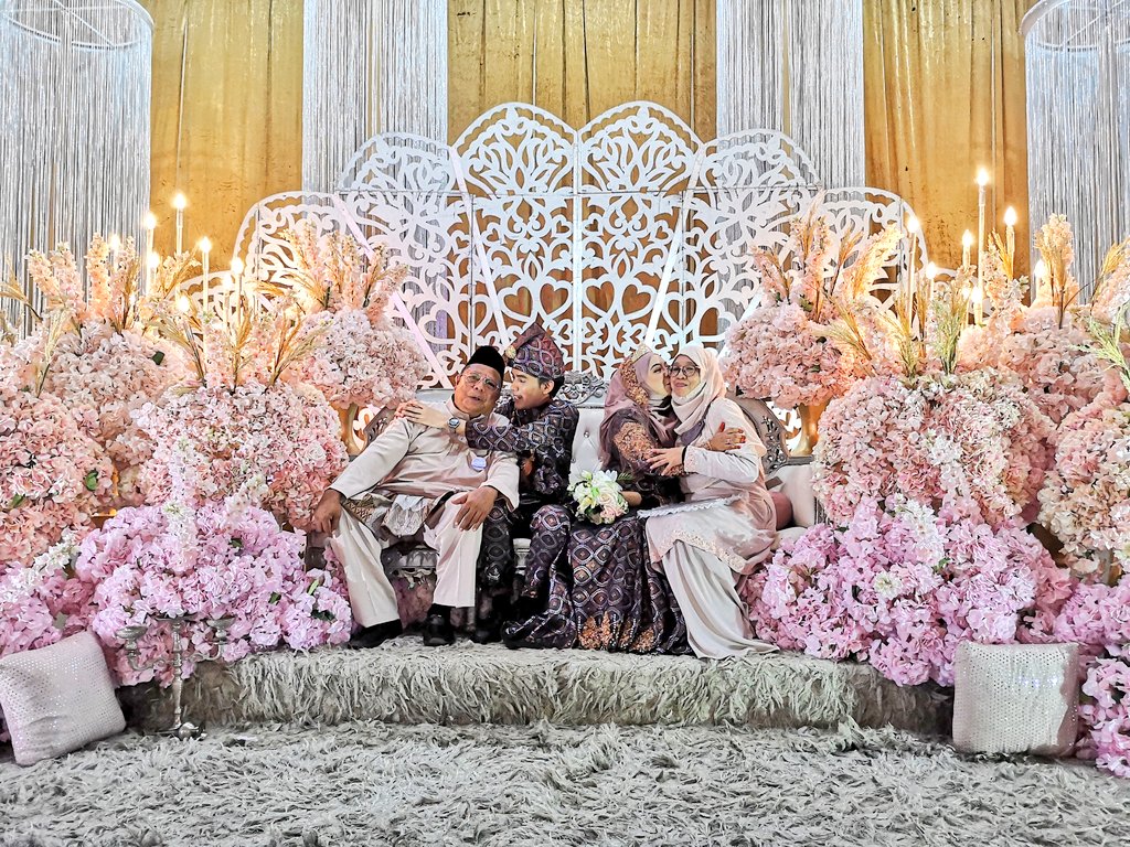 WahidaHalim's tweet photo. Congratulations fadek! Kau yang kahwin aku yang sebak. Sedih terharu tengok reaksi mak ayah bila anak tunggal diorang kahwin.
Paling best sebab semua family kau ingat aku. Along is officially off the market. π
#sjkg1 #smkpw #rumahsuri #kadetpolis #basintrakota #budakcomel https://t.co/XrXthDXkT8