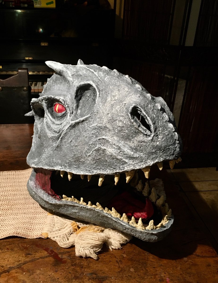 alonsotoro's tweet photo. Sigue la cuarentena, y yo sin trabajo, sigo haciendo juguetes para mis hijos. Esta vez me encargaron una máscara del gran Indominus Rex, ya terminada y lista para usar. https://t.co/KLFI9QsJBt