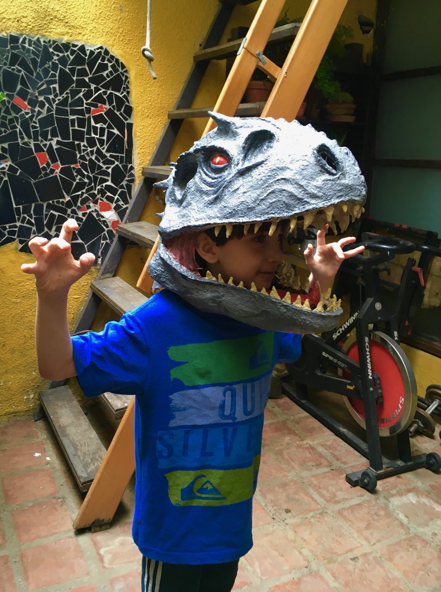 alonsotoro's tweet photo. Sigue la cuarentena, y yo sin trabajo, sigo haciendo juguetes para mis hijos. Esta vez me encargaron una máscara del gran Indominus Rex, ya terminada y lista para usar. https://t.co/KLFI9QsJBt