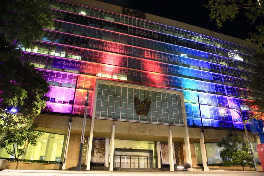 En el Día Mundial contra el #MielomaMúltiple, el edificio central del #IMSS se ilumina de guinda.