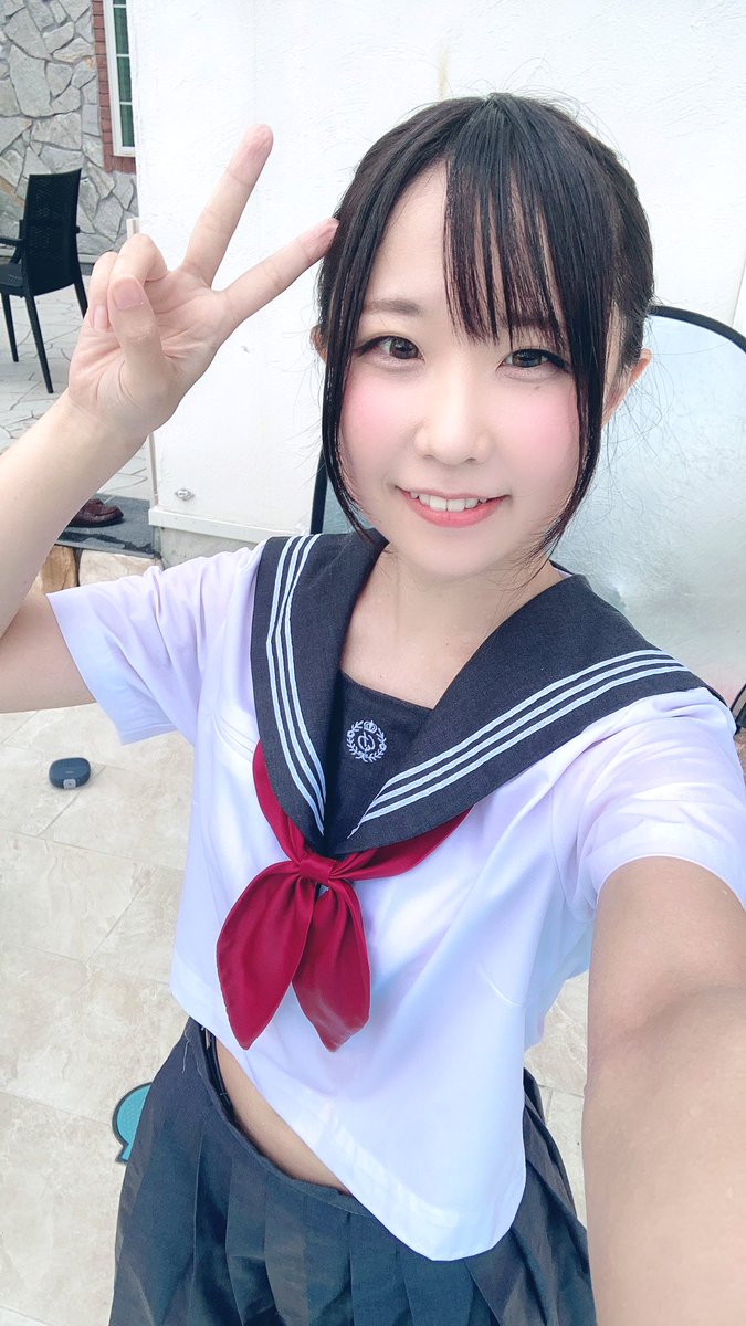 momonoEX2's tweet photo. プールからあがった直後だからよく見ると指シワシワになってるピース✌️ https://t.co/JOmoAwiiug