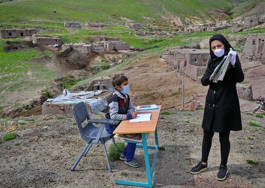 AzadeMokhtari's tweet photo. روز اول #مدرسه در یکی از روستاهای شیراز https://t.co/Nz3TmY3jb9