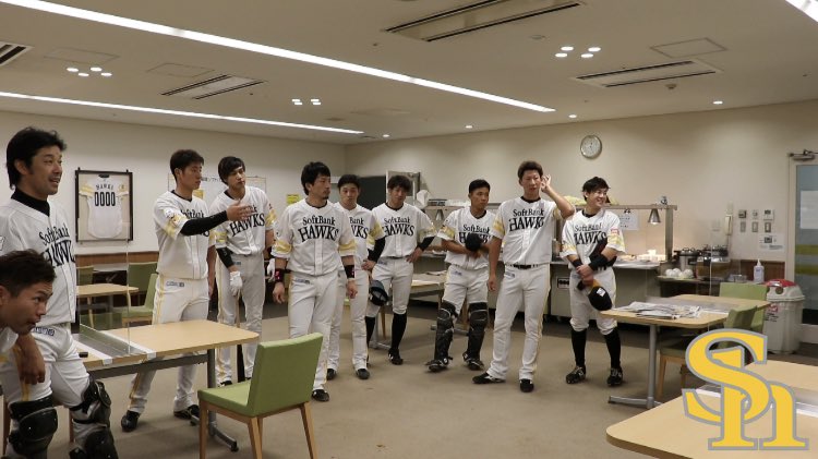 HAWKS_official's tweet photo. 今日の円陣☆

声出しは今度こそ上林誠知選手！

「ロッテに連敗してますがカモメより鷹の方が強いはず！そして今日はジローラモさんの誕生日です。『心のスタンバイをしておかないとチャンスをものにできない』何事もしっかり準備して今日は絶対勝ちましょう！」

サァイコー！

#今日の円陣
#sbhawks https://t.co/Uo6DpKumfI