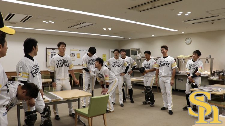 HAWKS_official's tweet photo. 今日の円陣☆

声出しは今度こそ上林誠知選手！

「ロッテに連敗してますがカモメより鷹の方が強いはず！そして今日はジローラモさんの誕生日です。『心のスタンバイをしておかないとチャンスをものにできない』何事もしっかり準備して今日は絶対勝ちましょう！」

サァイコー！

#今日の円陣
#sbhawks https://t.co/Uo6DpKumfI
