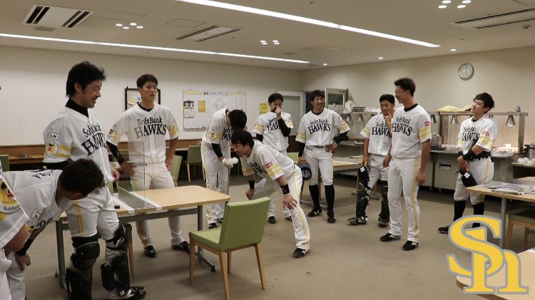 HAWKS_official's tweet photo. 今日の円陣☆

声出しは今度こそ上林誠知選手！

「ロッテに連敗してますがカモメより鷹の方が強いはず！そして今日はジローラモさんの誕生日です。『心のスタンバイをしておかないとチャンスをものにできない』何事もしっかり準備して今日は絶対勝ちましょう！」

サァイコー！

#今日の円陣
#sbhawks https://t.co/Uo6DpKumfI