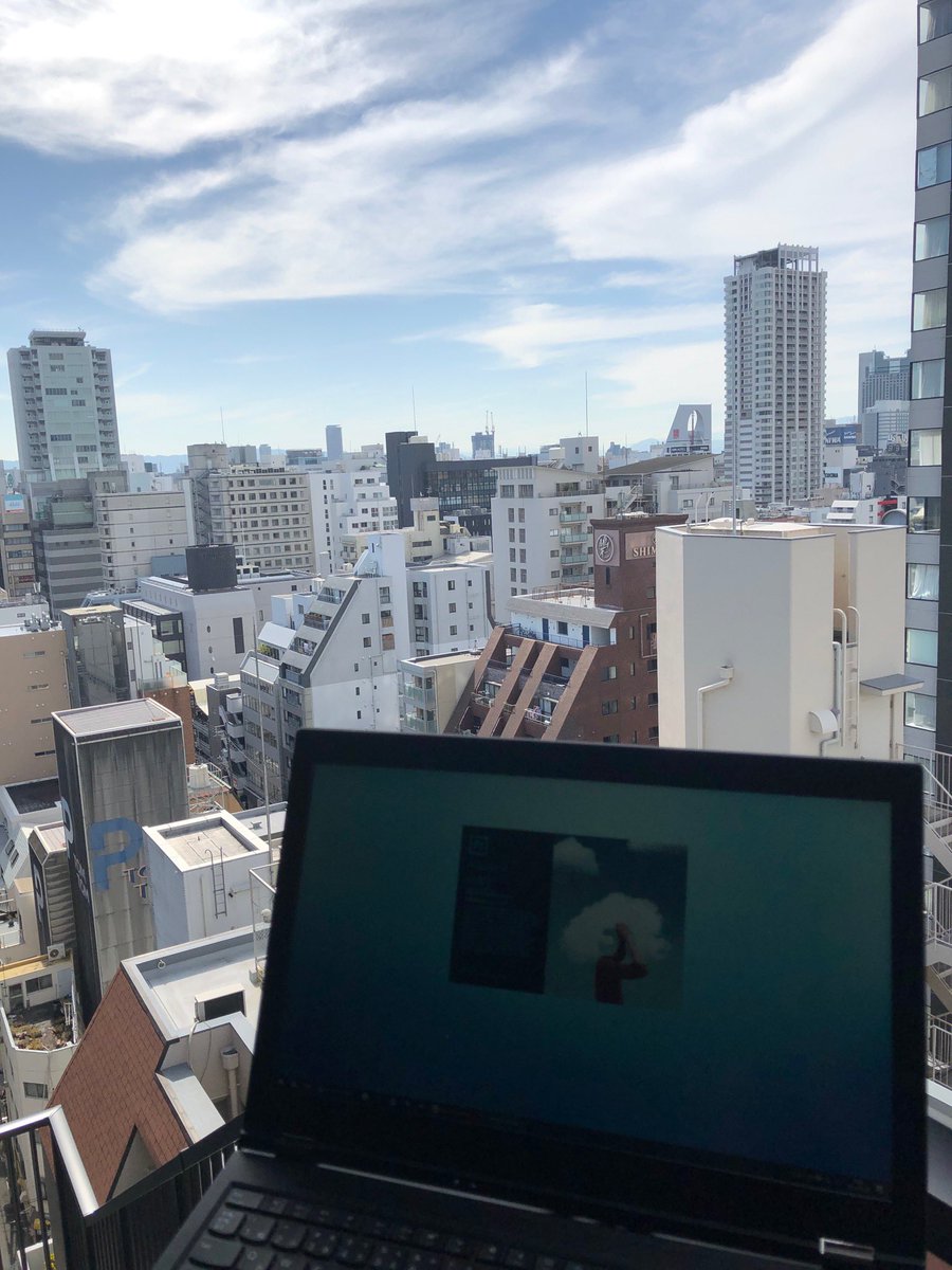 u_strix's tweet photo. 天気の良い日は屋上からテレワークです！
たまには日光浴びながら仕事するのもオススメです！

こんな会社もあるんだーって思った方、ぜひ弊社をチェックしてみてください！
面白いと思いますよ？ https://t.co/RFw5RePk48