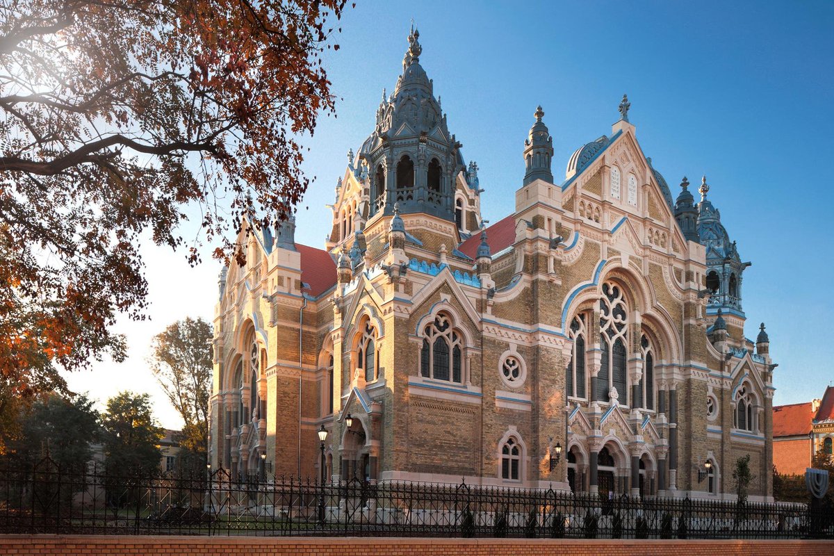 The Szeged Synagogue was built in 1907 by Neolog Jews in Szeged, Hungary.It draws on Moorish Revival, Art Nouveau and Gothic styles and is the 2nd largest synagogue in Hungary.