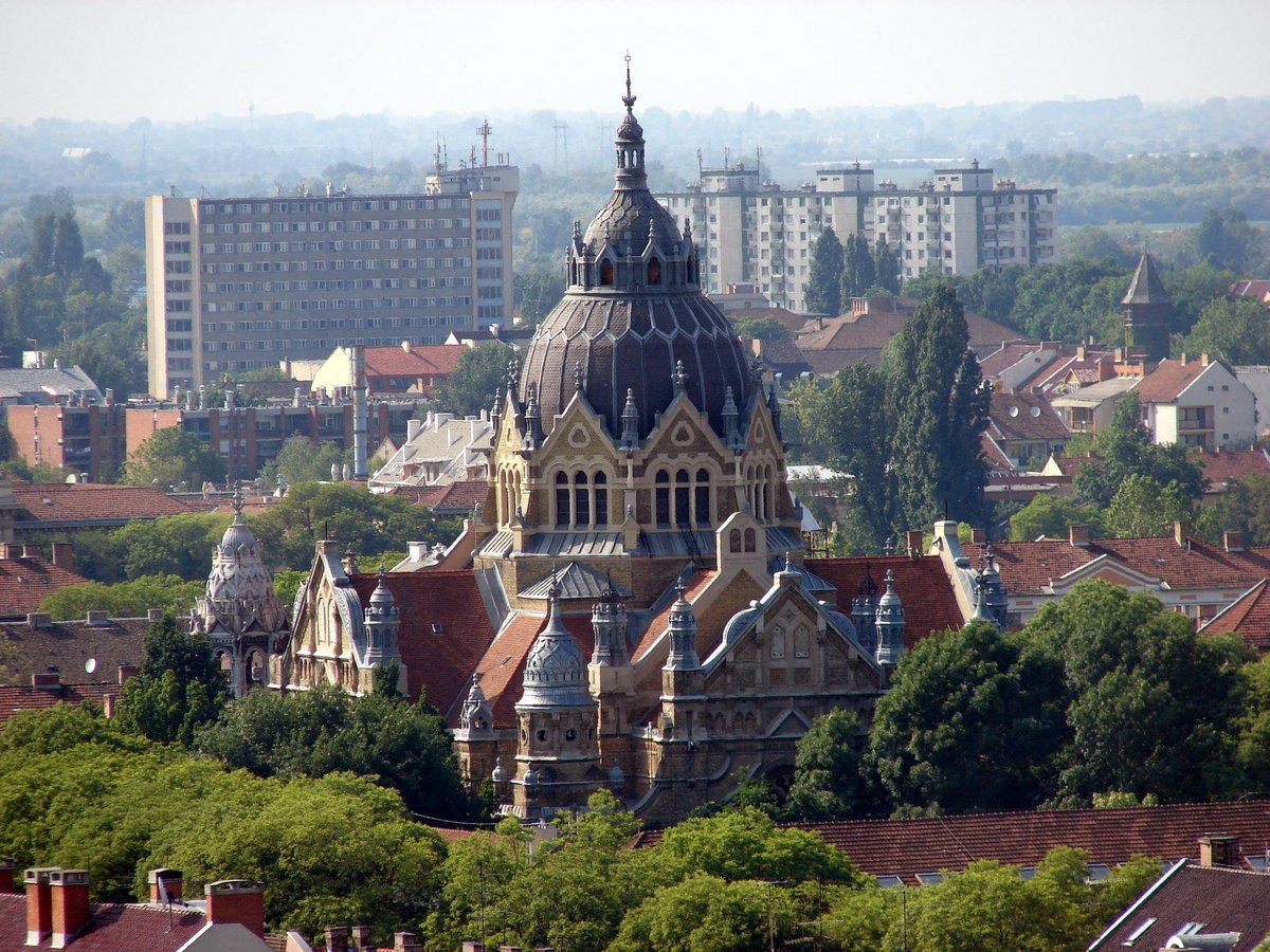 The Szeged Synagogue was built in 1907 by Neolog Jews in Szeged, Hungary.It draws on Moorish Revival, Art Nouveau and Gothic styles and is the 2nd largest synagogue in Hungary.