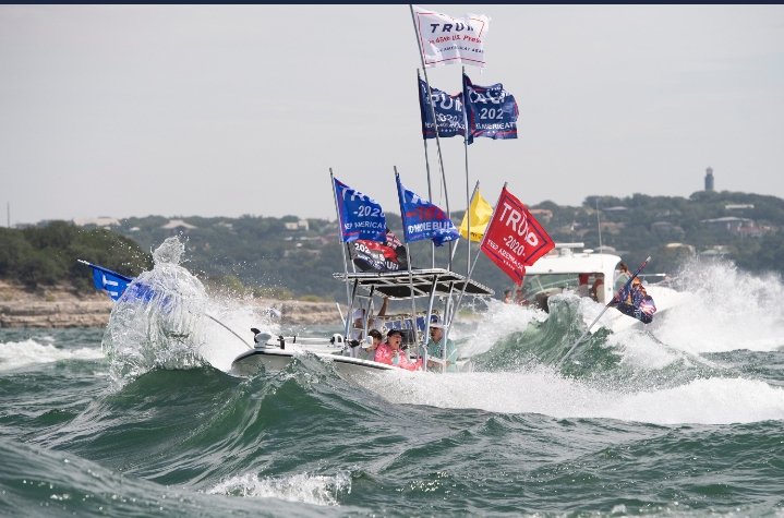 PaulRHerrera's tweet photo. Perfect visual of 2020 and Trump. Sinking away with so much winning. They sure did make an impression though. #TrumpIsALoser #TrumpHatesOurVeterans #TrumpBoatParade #trumpsinks #TrumpSinkingBoatParade #2020Election https://t.co/MSuH3HdnXE
