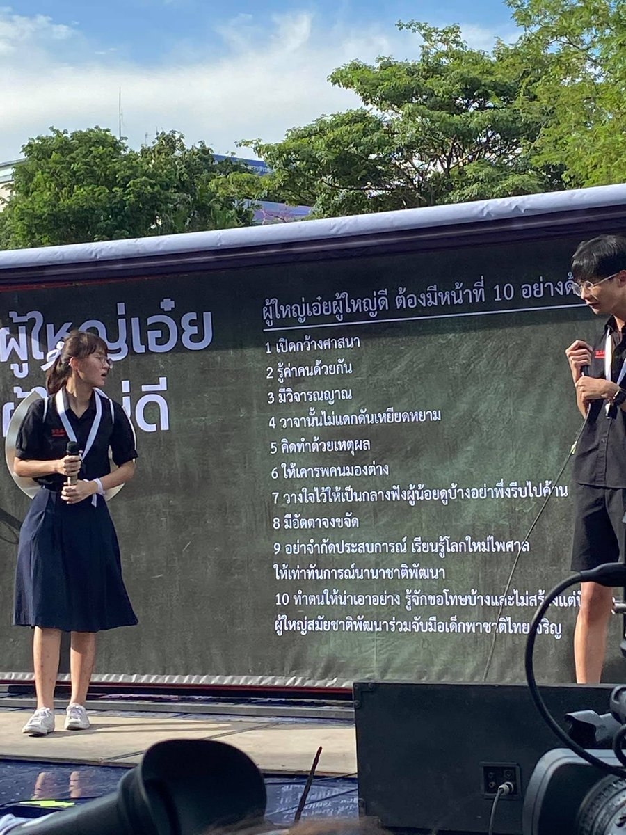 kasiantj's tweet photo. โอ้ความหวัง
เจ้าเปล่งปลั่งงามเหมือนดั่งเดือนฉาย
ซึ่งคืนมืดหดหู่อยู่รอบราย
เปล่งประกายแสงจันทร์ปลอบขวัญคน
ว่าถึงมืดแค่ไหนใจมองเห็น
ว่ายาวนานยากเย็นไม่ย่อย่น
สุดขอบฟ้ารำไรได้เยี่ยมยล
วันรุ่งเหล่าเยาวชนใจเต้นแรง https://t.co/kD2hB2S8zc