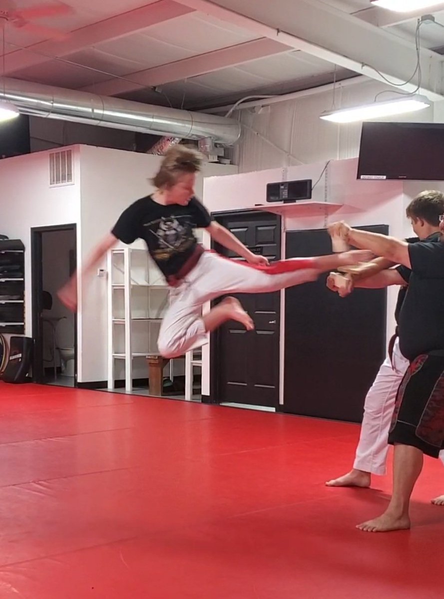 therealtacotom's tweet photo. This is the flying sidekick i did to break my board for my black belt😅😎 #karate https://t.co/koQGBlktSn