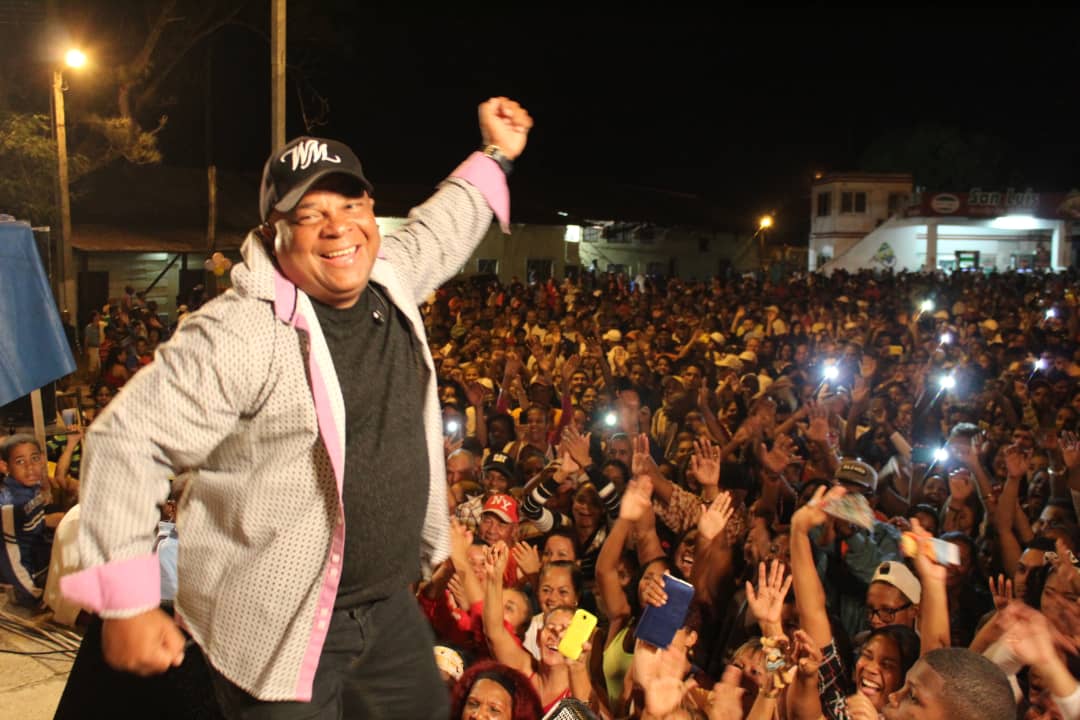 Así los recuerdo, con esa sonrisa al escuchar sus coros y aplausos. Si me tuvieras en vivo ¿qué canción me pedirías?