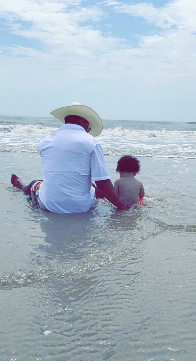 ChelseaLanay5's tweet photo. My little FAMILY 🖤🤍 

Kyler’s 1st trip to the beach, thank you to our sweet friends for having us 🏖⛱ @real_merchant https://t.co/5wSRCqIoNt