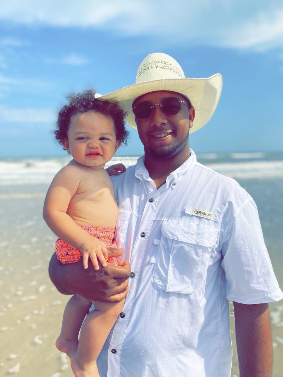 ChelseaLanay5's tweet photo. My little FAMILY 🖤🤍 

Kyler’s 1st trip to the beach, thank you to our sweet friends for having us 🏖⛱ @real_merchant https://t.co/5wSRCqIoNt