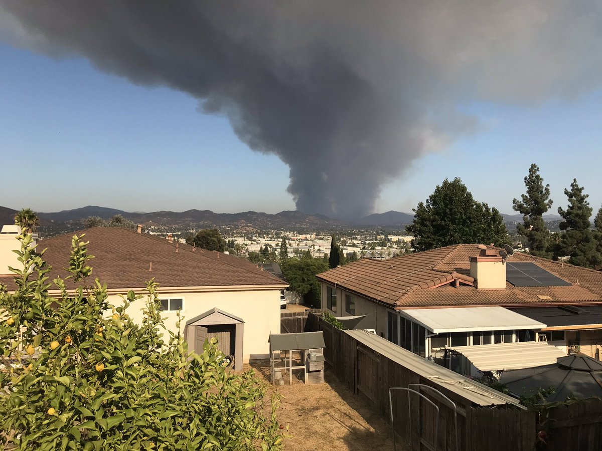 raven_sand's tweet photo. #valleyfire from El Cajon/san Carlos https://t.co/RbNCD3E2TG