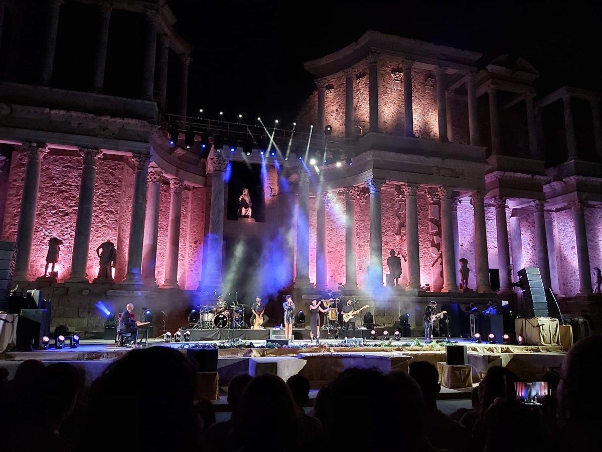 RufoNatalia's tweet photo. Mágica , brutal, única @RozalenMusic ...tu emoción es la nuestra, nuestro corazón ha sido el tuyo ❤️ #Rozalen @STONEandMUSIC
#ybusque y la encontré en #merida https://t.co/vbruIUAOpe