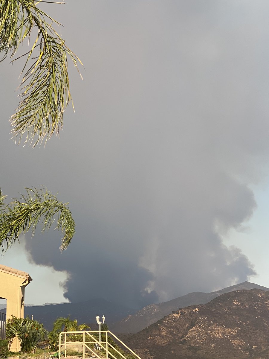 johnissington's tweet photo. #ValleyFire now seeing flames 🔥 from Rancho San Diego https://t.co/M4Fokhtmsv
