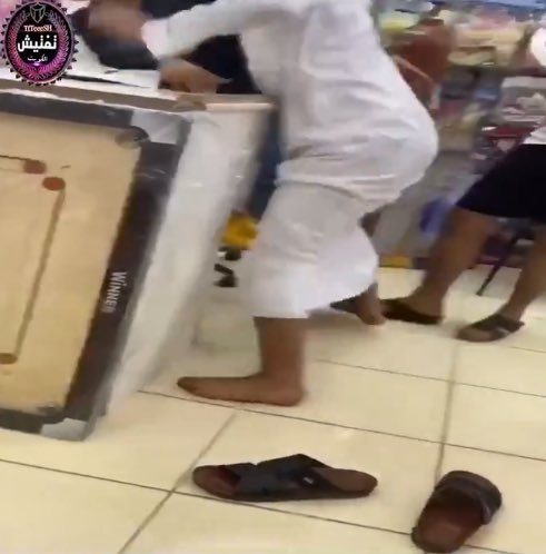 والله الواحد م بقي عارف يفسر ازاى الهمجيه والاهانه اللي بقت ع الملآ من الهمج الكويتيين.ادى حادثه جديده: شويه همج بيتعدوا بالضرب على شاب مصرى غلبان بياكل عيش لاا وكمان هما اللى بيصوروه..يارب بقي الحكومه تلاااقيلنا تفسير للى حصل حسبنا الله ونعم الوكيل